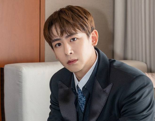 2PM의 멤버 닉쿤이 한 팬에게 극심한 스토킹 피해를 당했다고 고백했다. 뉴시스