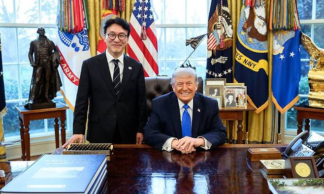 김민석 국무총리가 13일(현지시간) 미국 워싱턴DC 백악관에서 도널드 트럼프 미국 대통령을 만나 포즈를 취하고 있다. 총리실 제공