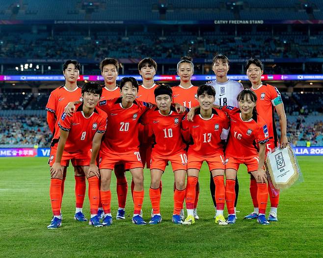 여자대표팀 선수들이 14일 우즈베키스탄과 아시안컵 8강전 직전 어깨동무를 하고 결의를 다지고 있다. 사진제공|대한축구협회