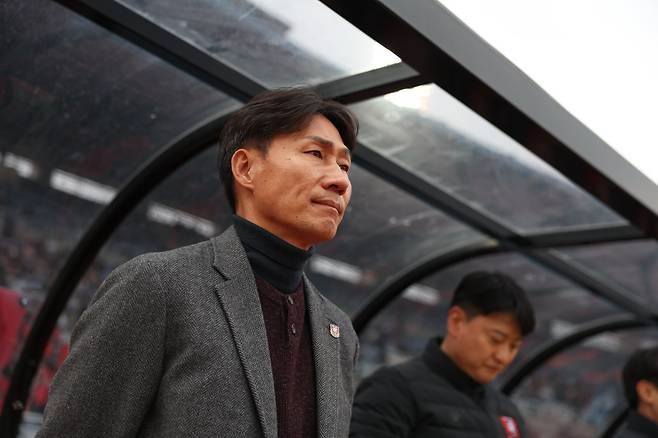 부천 이영민 감독이 15일 부천종합운동장서 열린 울산과 홈경기 도중 그라운드를 바라보고 있다. 사진제공|한국프로축구연맹
