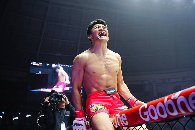 ▲ 케이지 위에 올라 포효하는 김현우. ⓒROAD FC