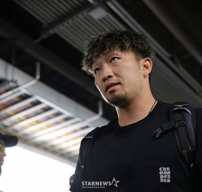 일본 야구 대표팀 스즈키 세이야가 15일 베네수엘라와 8강전을 마치고 어두운 표정으로 경기장을 빠져나가고 있다. /로이터=뉴스1