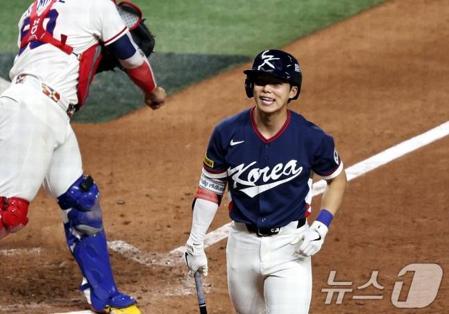 한국 야구 대표팀 김혜성이 14일 미국 플로리다주 마이애미 론디포 파크에서 열린 2026 월드베이스볼클래식(WBC) 본선 2라운드 경기에서 도미니카공화국과 대결에서 헛스윙 삼진으로 물러나고 있다. /사진=뉴스1