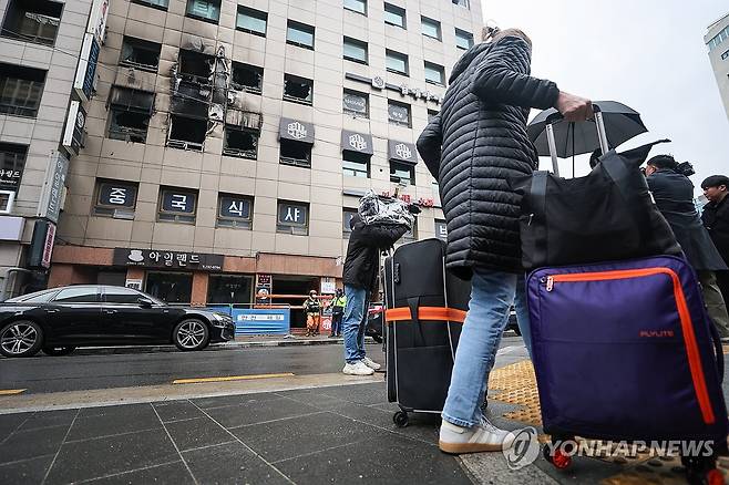 BTS공연 일주일 앞두고 소공동 캡슐호텔 화재 (서울=연합뉴스) 서대연 기자 = 15일 서울 중구 소공동 한 캡슐호텔에서 전날 화재사고 관련 경찰·소방 합동감식이 이뤄지고 있다.
방탄소년단(BTS) 광화문 컴백 공연을 일주일 앞두고 벌어진 전날 화재로 부상당한 외국인 10명 중 3명이 중상을 입었으며, 이 가운데 일본 국적 50대 여성 1명이 아직까지 의식을 되찾지 못하고 있는 상황으로 전해졌다. 2026.3.15 dwise@yna.co.kr