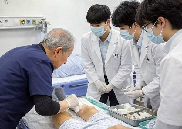 인하대학교 의과대학이 의학교육 혁신을 위한 ‘지역사회 기반 의학교육’ 과정으로 백령병원, 병원선 등에서 재학생을 대상으로 특성화 임상 실습을 하고 있다. 백령병원 이두익 원장이 인하대 의대 본과 4학년 학생들에게 응급실 환자 교육을 하고 있다. /인하대병원 제공