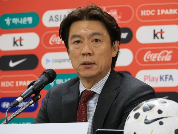 홍명보 축구 국가대표팀 감독이 16일 천안 코리아풋볼파크에서 열린 3월 유럽 원정 평가전 명단발표 기자회견에서 질문에 답하고 있다. 2026.3.16 /연합뉴스
