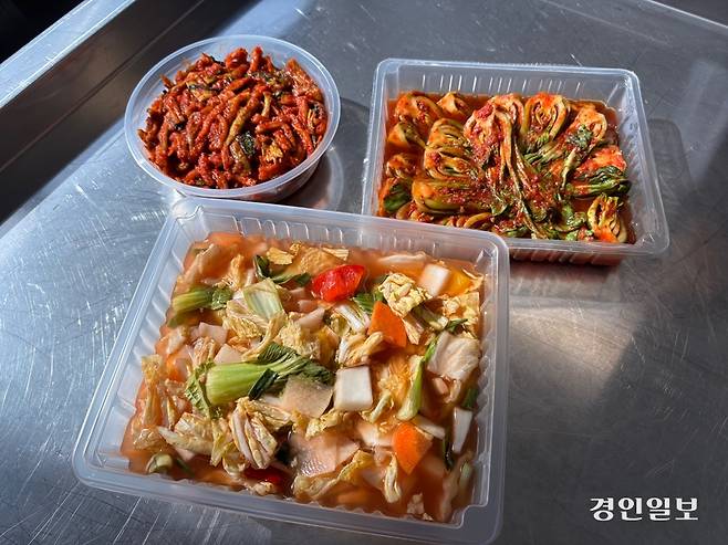 김종순 새바람파란청경채 대표가 개발, 판매 중인 김치 종류. 위쪽부터 청경채 무말랭이, 청경채 김치, 아래쪽은 설날을 맞아 명절용으로 만든 청경채 물김치. /신현정기자 god@kyeongin.com