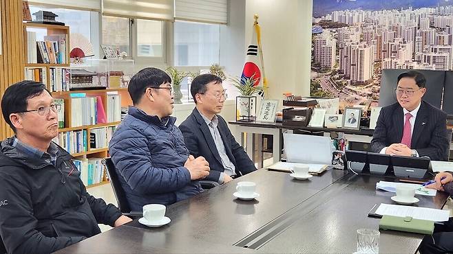 ▲ 주민 고충 듣는 강수현 시장(오른쪽). 강수현 시장이 양주 1·2동 주민들로부터 상하수도 미비 등 열악한 주거 환경에 대한 설명을 듣고 전향적인 검토를 약속하고 있다.