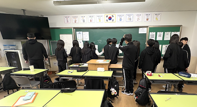 ▲ 소사중학교 3학년 학생들이 제작한 IB 교육 소개자료를 학생들이 감상하고 있다. /사진제공=소사중학교