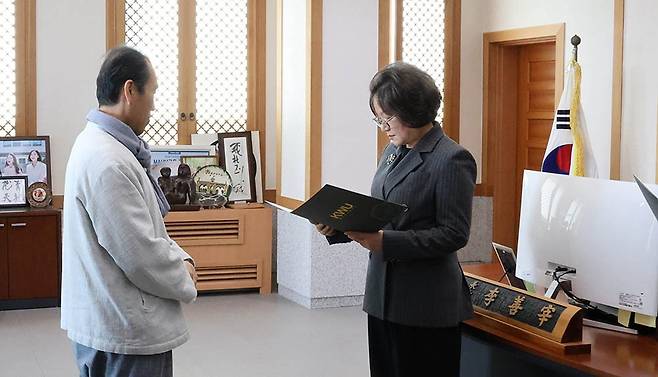 이선재(오른쪽) 광주여대 총장이 최근 신임 이태호 웰니스진흥연구소장에게 임명장을 수여하고 있다.<광주여자대학교 제공>