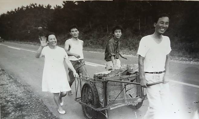 한산촌 요양 결핵 환우들이 1㎞ 이상 거리의 버스종점에서 시장 물건을 손수레에 싣고 한산촌으로 돌아가고 있다.