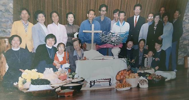 1980년대 고(故) 여성숙 목포의원 원장(앞줄 왼쪽서 4번째)과 한국디아코니아자매회 관계자들이 종신서약 후 기념사진을 촬영하고 있다.