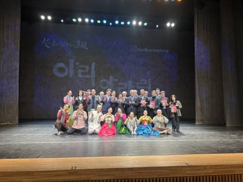 ◇정선아리랑 뮤지컬 퍼포먼스 ‘아리아라리’ 공연이 지난 15일 일본 타하라시 아츠미문화회관에서 타하라시 초청 공연을 성공적으로 마무리하며 700석 관중들로부터 뜨거운 호응을 이끌어냈다.