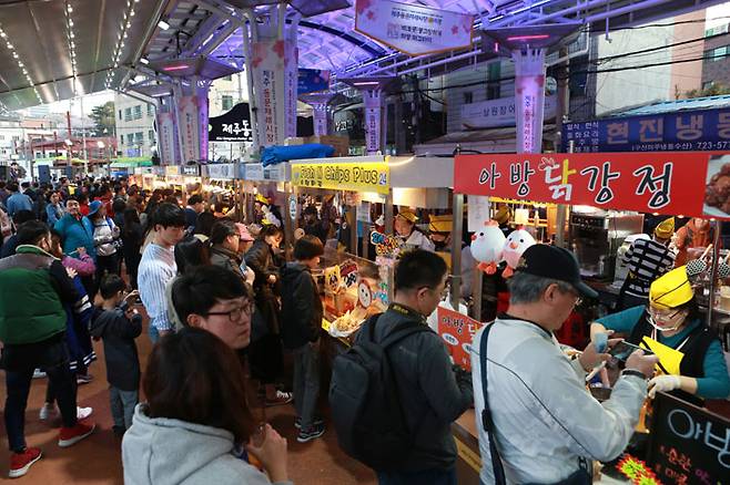 제주시 동문재래시장 야시장에 관광객들이 찾은 모습.