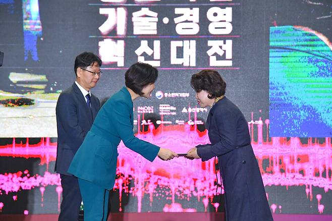 김진희 대표가 중소기업기술혁신대상 대통령상을 수상하고 있는 모습. / 김스애드