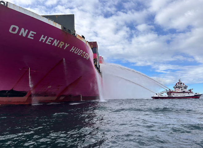 지난해 11월 22일(현지시간) 로스앤젤레스항 인근 해상에서 컨테이너선