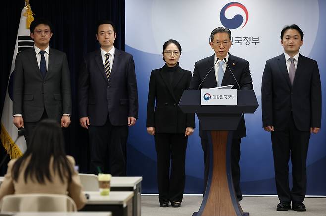 정성호 법무부 장관이 3월 14일 정부서울청사에서 쉰들러 국제투자분쟁 승소 관련 브리핑을 하고 있다. 연합뉴스