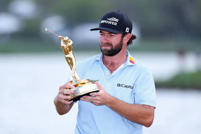 PGA 투어 ‘제5의 메이저’로 불리는 플레이어스 챔피언십을 제패한 캐머런 영이 우승트로피 보며 생각에 잠겨있다. (사진=AFPBBNews)