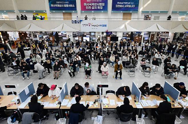 16일 오전 인천시청 본관 1층 로비에 마련된 천원주택 신청 접수 현장에 신혼부부 등 시민 수백명이 모여 순서를 기다리고 있다. (사진 = 인천시 제공)
