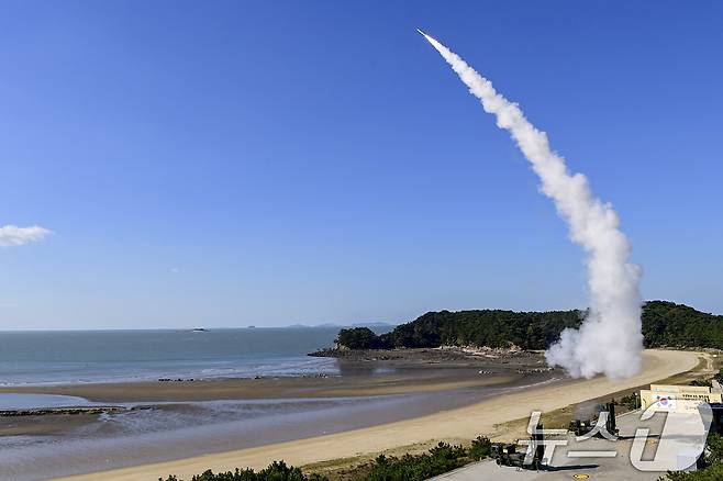 6일 서해지역에서 열린 유도탄 요격 실사격 훈련에서 천궁-Ⅱ 지대공유도탄이 가상의 표적을 향해 발사되고 있다. (합동참모본부 제공) 2024.11.6 ⓒ 뉴스1