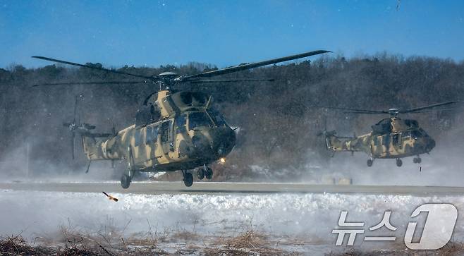 13일 경기 파주시 문산읍 인근 훈련장에서 열린 '2025년 혹한기 훈련'의 일환으로 실시된 '공중강습작전'에서 육군 제1보병사단 필승대대 장병들을 태운 KUH-1(수리온) 헬기가 목표지로 착륙하고 있다. 2025.2.13 ⓒ 뉴스1 김진환 기자