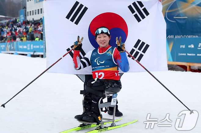 김윤지가 15일(현지시간) 이탈리아 테세로 크로스컨트리 스타디움에서 열린 2026 밀라노·코르티나담페초 동계 패럴림픽 크로스컨트리 스키 여자 20㎞ 인터벌 스타트 좌식에서 결승선을 통과한 뒤 포즈를 취하고 있다. (대한장애인체육회 제공. 재판매 및 DB 금지) 2026.3.15 ⓒ 뉴스1