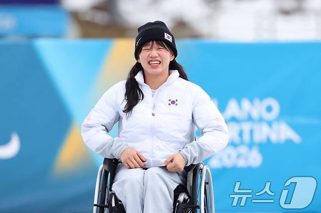 김윤지가 11일(한국시간) 2026 밀라노·코르티나담페초 동계 패럴림픽 크로스컨트리 스키 여자 10㎞ 인터벌 스타트에서 준우승을 차지하고 기뻐하고 있다. (대한장애인체육회 제공. 재판매 및 DB 금지) 2026.3.12 ⓒ 뉴스1 김명섭 기자