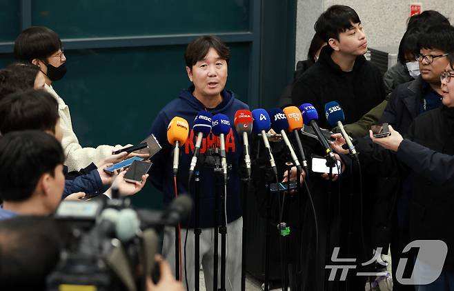 류지현 월드베이스볼클래식(WBC) 야구대표팀 감독이 16일 인천국제공항 제1여객터미널에서 취재진의 질문에 답하고 있다. 2026.3.16 ⓒ 뉴스1 이호윤 기자