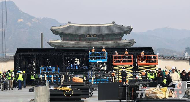 16일 서울 광화문장에서 관계자들이 방탄소년단(BTS)의 컴백 라이브 공연 무대를 설치하고 있다. 약 3년 9개월 만에 컴백하는 방탄소년단(BTS)의 공연은 오는 21일 오후 8시 광화문광장에서 ‘BTS 컴백 라이브: 아리랑(ARIRANG)’이라는 타이틀로 개최된다. 2026.3.16 ⓒ 뉴스1 임세영 기자