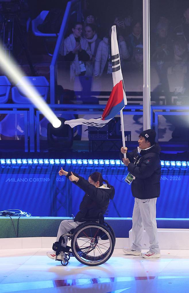 15일(현지시간) 이탈리아 코르티나 컬링 올림픽 스타디움에서 열린 2026 밀라노·코르티나 동계패럴림픽 폐막식에서 대한민국 선수단 기수 이제혁과 백혜진이 입장하고 있다. 사진 | 코르티나=연합뉴스