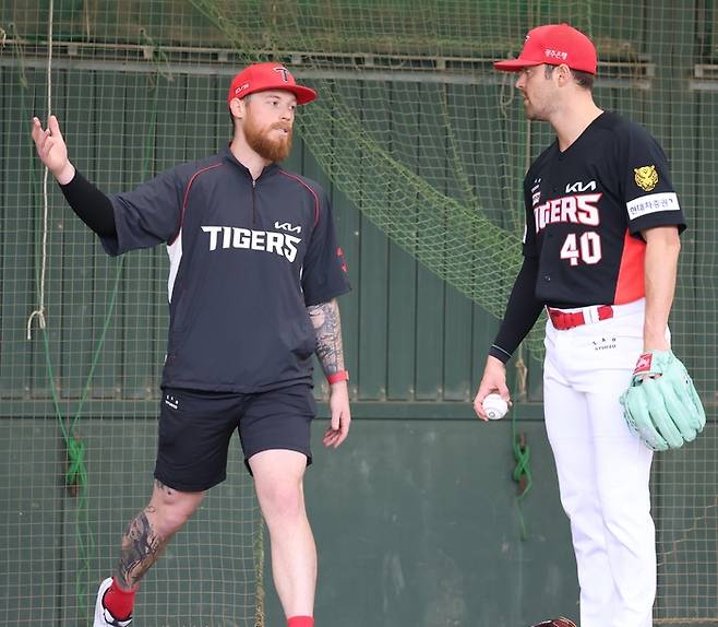 KIA 아담 올러(왼쪽)와 제임스 네일이 2일 일본 아마미오시마 스프링캠프에서 훈련 도중 대화를 나누고 있다. 사진 | KIA 타이거즈