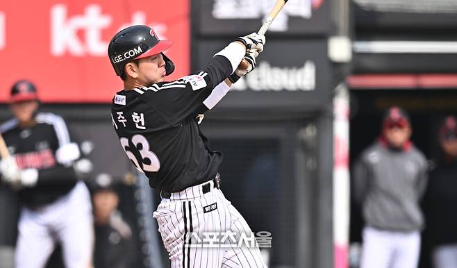 LG 이주헌이 16일 수원케이티위즈파크에서 열린 2026 KBO리그 KT와 시범경기 6회초 좌전안타를 치고 있다. 수원 | 최승섭기자 thunder@sportsseoul.com