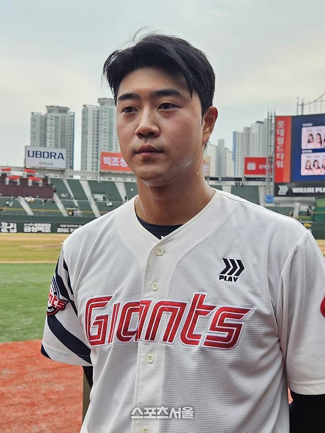 롯데 윤성빈이 15일 부산 사직구장에서 열린 2026 KBO리그 시범경기 LG전 승리 후 취재진 인터뷰에 응하고 있다. 사직 | 강윤식 기자 skywalker@sportsseoul.com