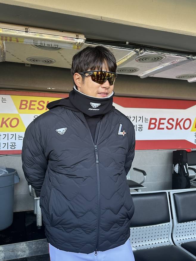 SSG 김재환이 13일 광주-기아 챔피언스필드에서 열린 2026 KBO리그 시범경기 KIA전에서 3-2로 승리한 뒤 취재진의 인터뷰에 응하고 있다. 광주 | 이소영 기자 sshong@sportsseoul.com