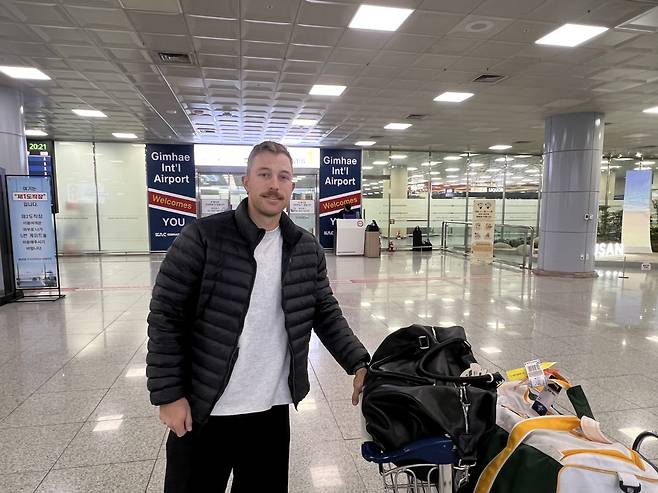 12일 김해공항을 통해 입국한 울산웨일즈 알렉스 홀