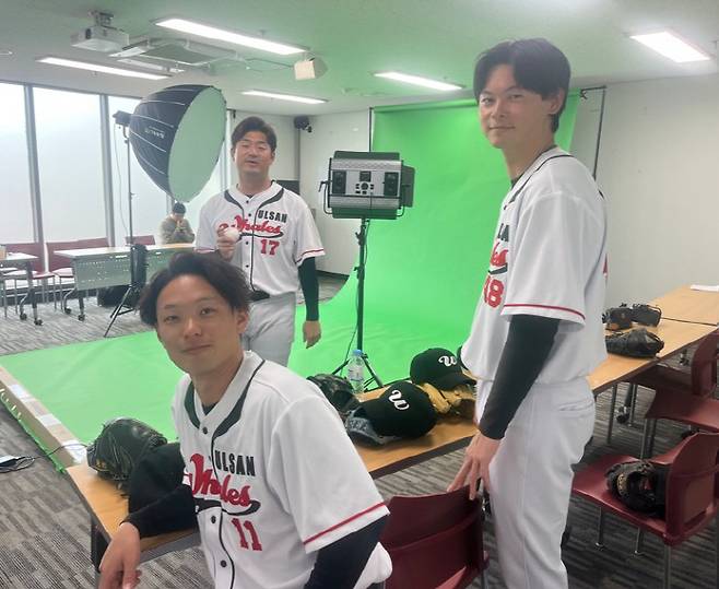 웨일즈 일본인 외국인선수, 왼쪽부터 고바야시, 오카다, 나카