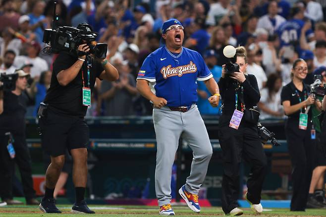 Mar 14, 2026; Miami, FL, United States; Venezuela manager Omar Lopez (22) celebrates after winning the quarterfinal game of the 2026 World Baseball Classic against Japan at loanDepot Park. Mandatory Credit: Sam Navarro-Imagn Images연합뉴스