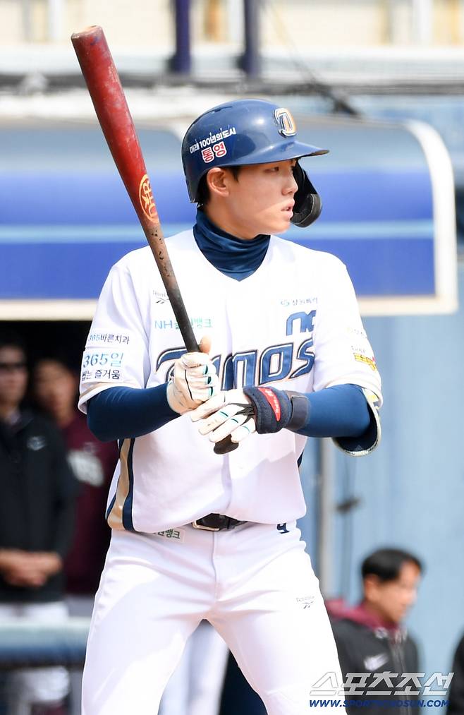 고졸 신인답지 않게 시범경기 맹타를 휘두르고 있던 신재인.