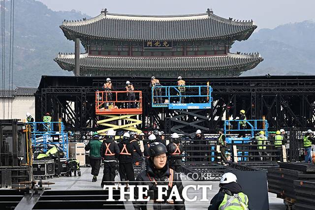 그룹 방탄소년단(BTS)의 광화문 콘서트를 닷새 앞둔 16일 오전 서울 종로구 광화문 월대 앞으로 무대가 설치되고 있다. /김성렬 기자