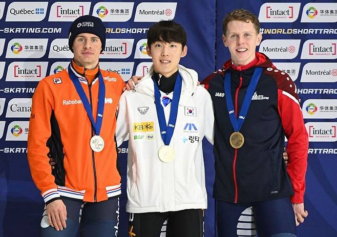 임종언(가운데)이 16일(한국시간) 캐나다 몬트리올의 모리스 리처드 아레나에서 열린 국제빙상경기연맹(ISU) 세계선수권대회 남자 1000m 시상식에서 옌스 반트바우트(네덜란드·왼쪽), 네일 트레이시(영국)이 16일(한국시간) 캐나다 몬트리올의 모리스 리처드 아레나에서 열린 국제빙상경기연맹(ISU) 세계선수권대회 남자 1000m 시상식에서 옌스 반트바우트(네덜란드.왼쪽), 니얼 트레이시(영국)와 기념사진을 찍고 있다. AP연합뉴스