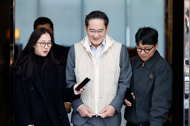 해외 일정을 마친 이재용 삼성전자 회장이 13일 오후 서울 강서구 김포비즈니스항공센터를 통해 귀국하고 있다. /뉴스1