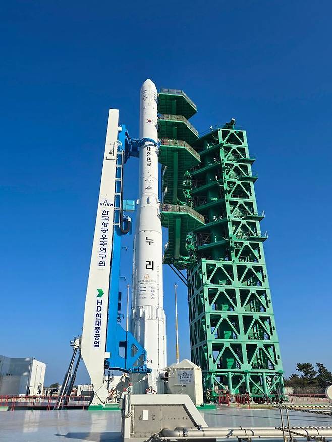 지난해 11월 전남 고흥 나로우주센터에 구축한 발사대에서 4차 발사 준비를 마친 누리호의 모습. 발사체 제작부터 조립, 발사 직전까지 모든 과정을 한화에어로스페이스가 체계종합기업으로 총괄했으며 한국항공우주산업(KAI)이 제작 총괄한 차세대중형위성 3호가 탑재됐다. HD현대중공업은 누리호 발사 인프라 전반을 책임졌다.ⓒHD현대중공업