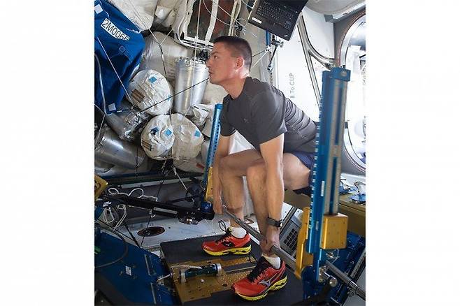 NASA 우주인 셸 린드그렌이 국제우주정거장에서 근력 운동 기구를 이용해 운동하고 있다. 장기간 무중력 환경에 노출될 때 나타나는 근육 손실을 막기 위한 일과다. NASA 제공