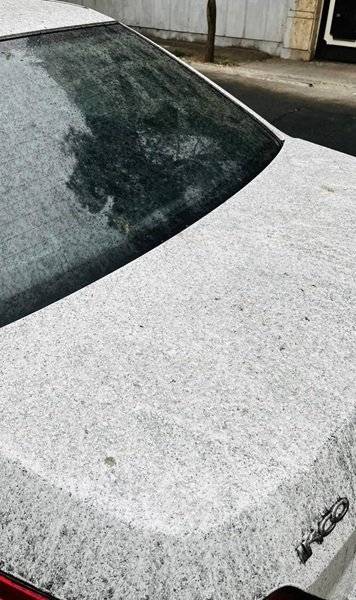 이란 테헤란에 내린 검은 비로 차량에 검은 얼룩이 선명하다. 소셜미디어 캡처.