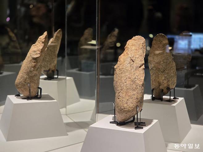 경기 연천군 전곡선사박물관의 상설전시실 내 단독 진열장에 전시된 ‘초대형 주먹찌르개’. 지금까지 국내외 학계에 보고된 양면석기 가운데 가장 크고 무거운 것으로 확인된다. 연천=이지윤 기자 leemail@donga.com
