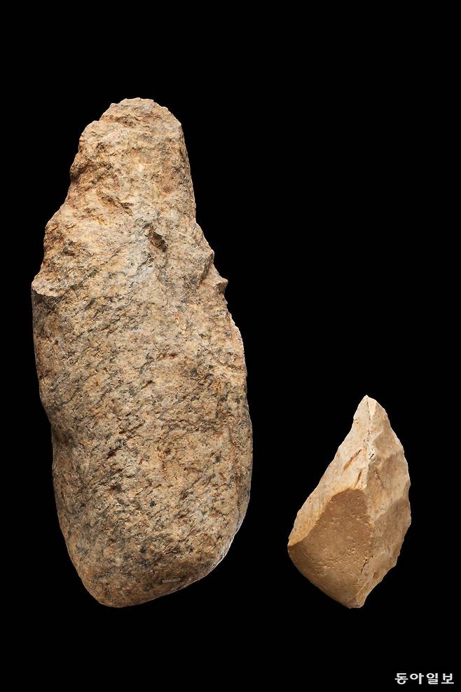 2021년 출토된 초대형 주먹찌르개(왼쪽)와 일반적인 양면석기의 크기 비교. 동아일보DB