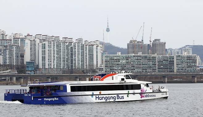 한강버스가 전 구간 운행을 재개한 1일 서울 영등포구 여의도선착장에서 한강버스가 출발하고 있다. 2026.3.1 뉴스1