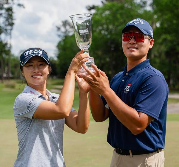 2026년 미국여자프로골프(LPGA) 2부 투어인 엡손투어 IOA 골프 클래식 우승을 차지한 이정은6 프로가 우승 트로피를 들고 기념 촬영하는 모습이다. 사진제공=엡손투어_LPGA (사진을 무단으로 사용하지 마십시오.)