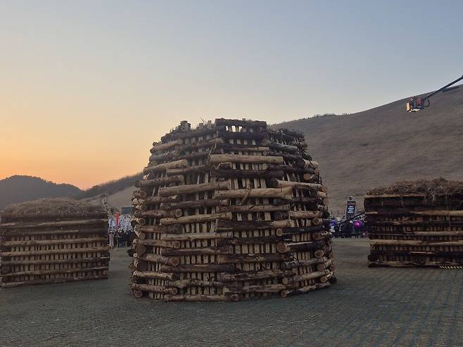 제주시가 준비한 달집들. 이날 바람이 세게 불어 달집 1개만 태웠다. 서보미 기자
