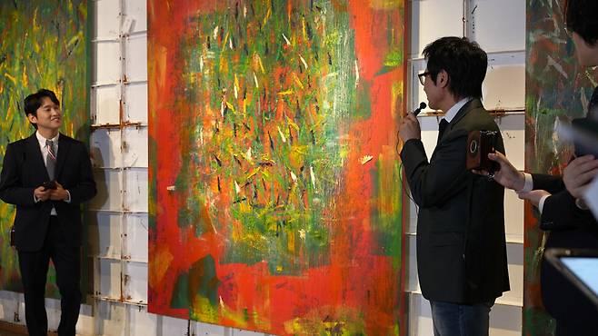 박신양이 자신의 그림 ‘사과 18’을 설명하고 있다. 민음사 제공